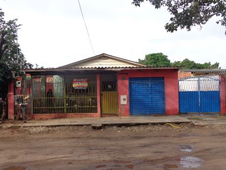 Casa Economica Con Terreno Amplio!!!