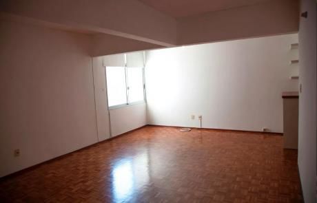 Amplio Monoambiente Muy Bien Ubicado Y Con Excelentes Servicios!