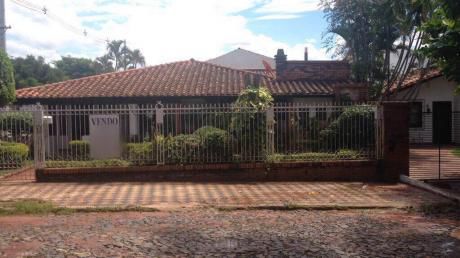 Vendo Casa En LambarÉ. En Esquina! excelente UbicaciÓn.