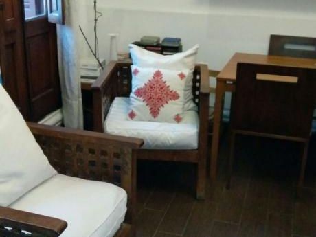 Alquiler Casa De Estilo, Con Fondo Amplio