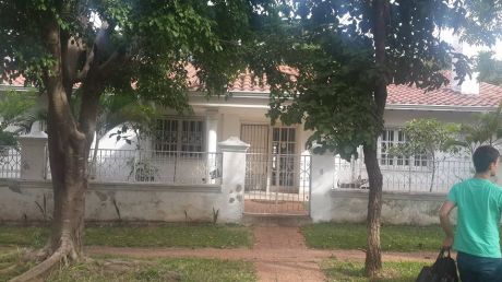 Atención Inversionistas! !!!! Vendo Amplia Casa En Los Laureles