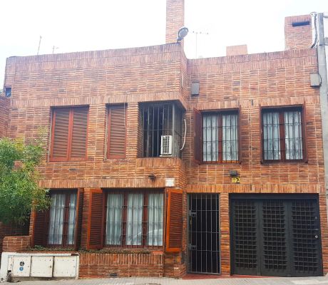 Casa De 3 Pisos En Zona Este