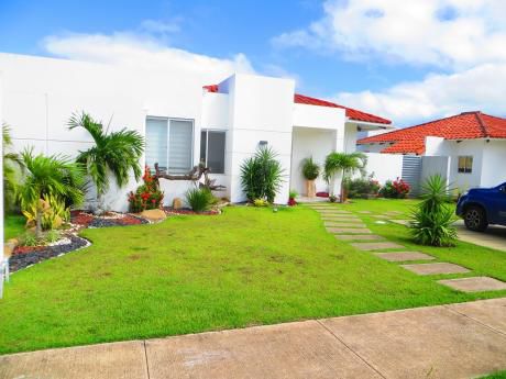 Hermosa Casa En Santa Cruz De La Colina "urubo"