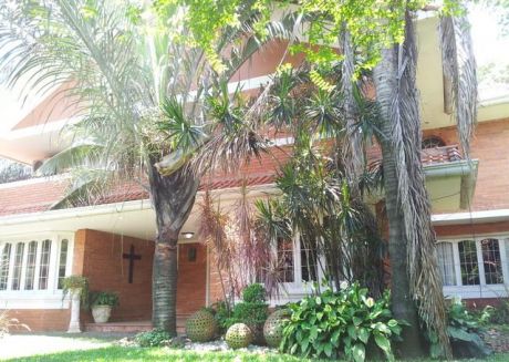 Remato!!!! A Precio De Terreno!!! Residencia De 1500m2 Zona Ri6 / Villa Morra
