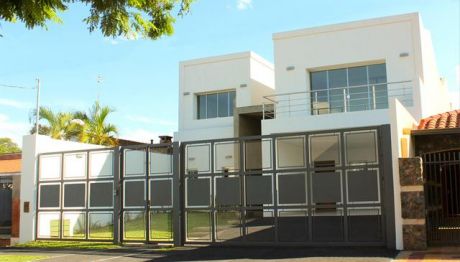 Vendo Residencia Zona Los Laureles/mcal Estigarribia A Estrenar