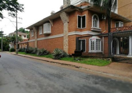 Alquilo Unica E Importante Casa En Esquina Sobre Avda. Santa Teresa E/ Denis Roa