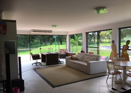 Imponente Casa Sobre El Campo De Golf Del Yacht Y Golf Club Lambare.