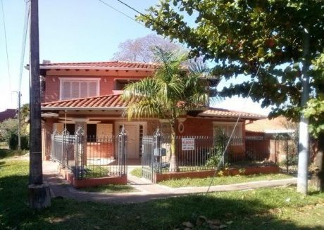 Alquilo/ Casa En Equina A Dos Cuadras De La Vienesa De Julio Correa (barrio Mburucuya)
