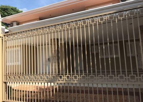 Alquilo Amplia Casa En Barrio Herrera A Cuadras De La Municipalidad De Asuncion