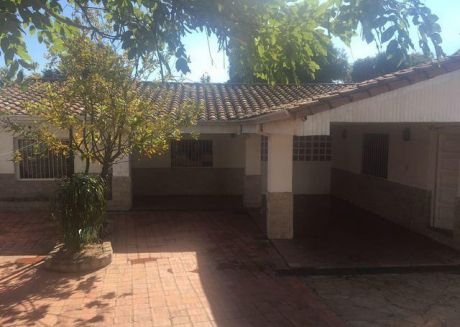Vendo Amplia Casa Sobre Sacramento!! C/ Frente Al Ips!
