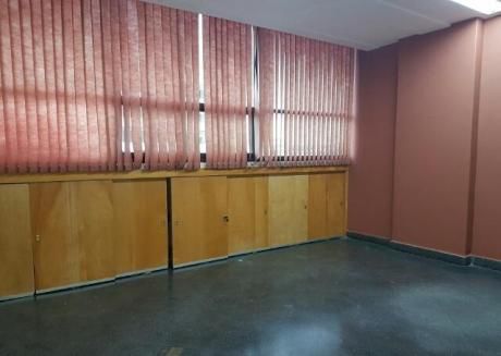 En Alquiler Oficina En El Edificio Planeta I