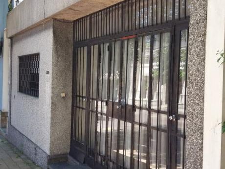 Casa De Gran Superficie En Excelente Punto.