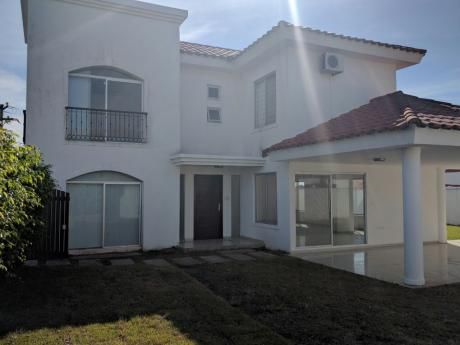 Hermosa Casa En Alquiler En El Urubo