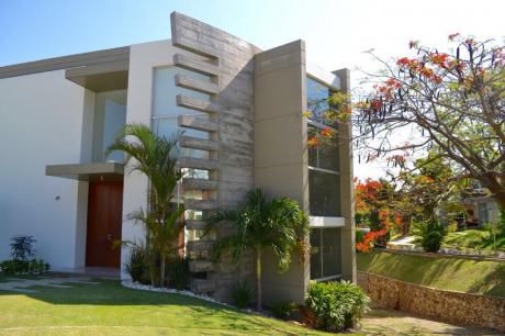 En Venta Lujosa Casa En Jardines Del Urubo