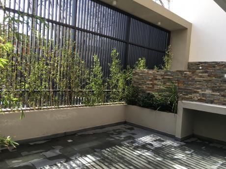 A Estrenar. Primer Piso Con Patio.