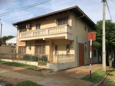 Vendo Amplia Casa De 4 Dormitorios En Esquina En Barrio Herrera
