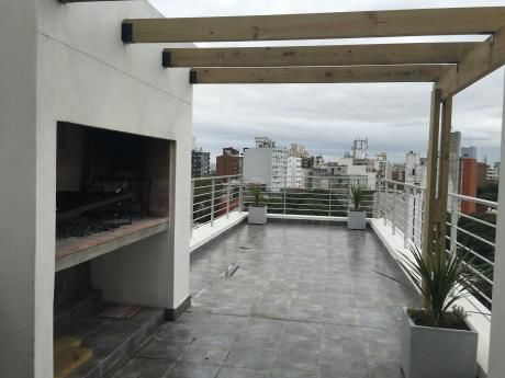 Un Dormitorio Con Garage En Pocitos Con Balcón. Casi Estreno.