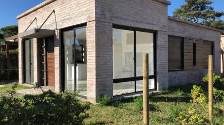 Chalet De Ladrillos A Estrenar Proxima A Rbla.!!