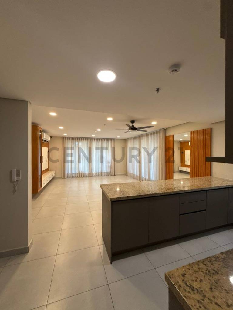 En Venta Departamento semi amoblado de 3 dormitorios más área de servicio — foto 2