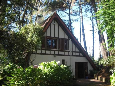* Hermosa Casa De 2 Plantas En El Pinar Sur!!