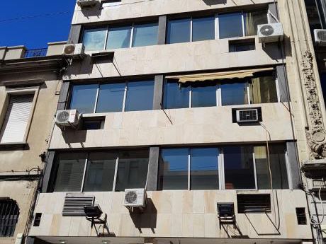 Apto. Para Oficinas, Ciudad Vieja, Reciclado,2 Ambientes,kichinet Y Baño