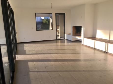 Venta Casa 3 Dormitorios Barrio Privado Altos De La Tahona