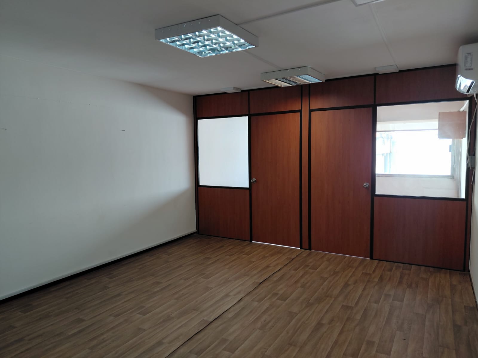 Oficina 43 M² | Muy Luminosa | Piso 9 | Centro | Portería · Foto 6