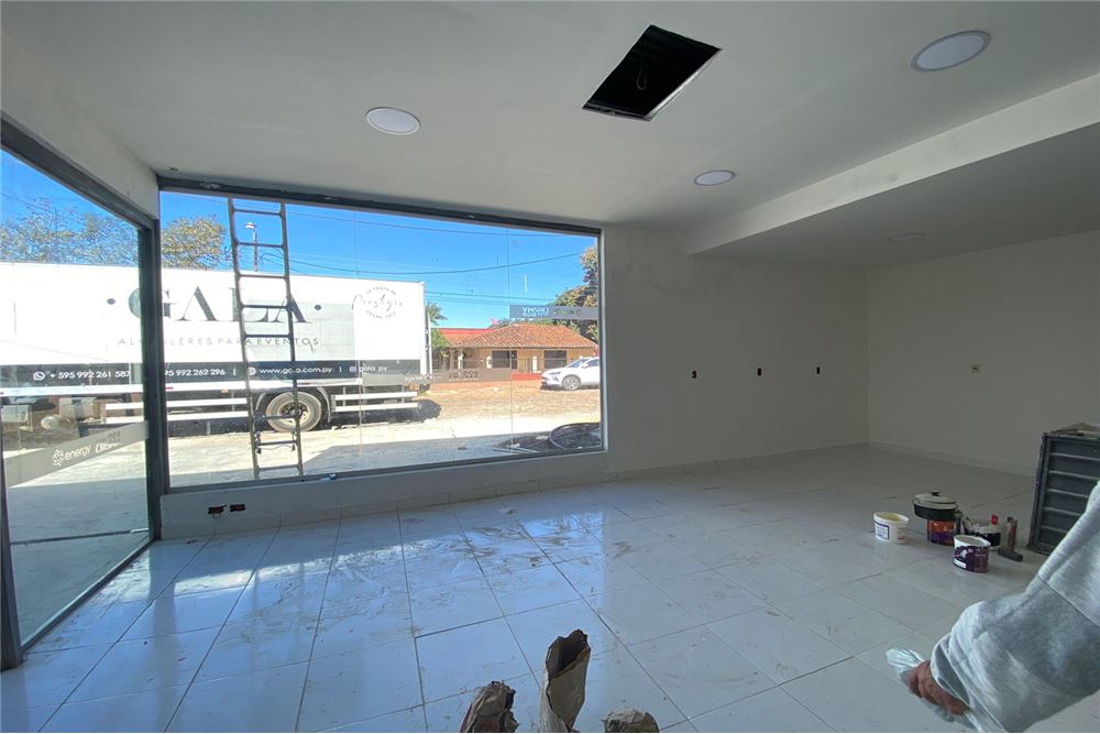 ALQUILO SALÓN COMERCIAL SOBRE LEOPARDI — foto 2