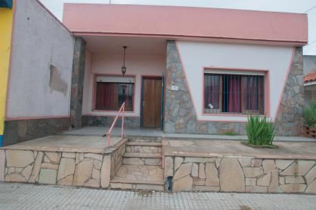 Casa De Tres Dormitorios En Zona Hospital