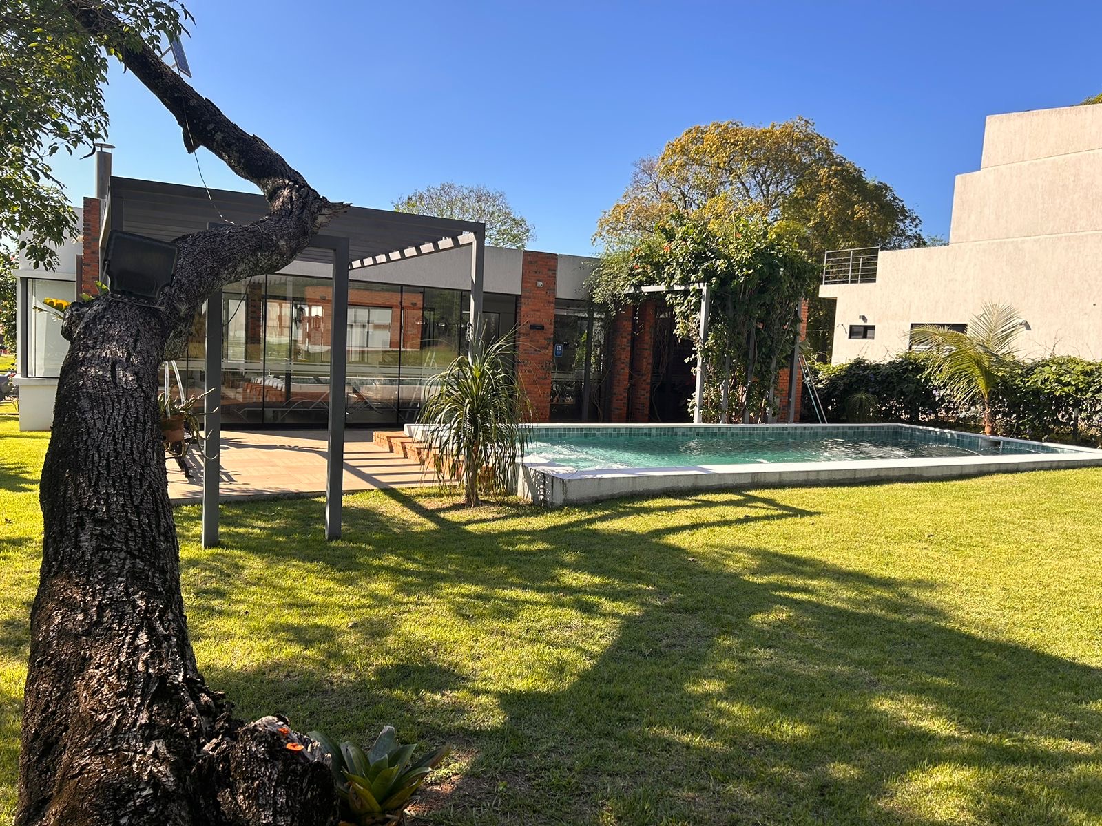 SAN BERNARDINO EN VENTA, HERMOSA RESIDENCIA DE 4 DORM EN CONDOMINIO CERRADO — foto 2