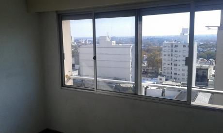 Piso 11 Con Vista Despejada. Portería 24 Horas. Edificio Con Doble Entrada