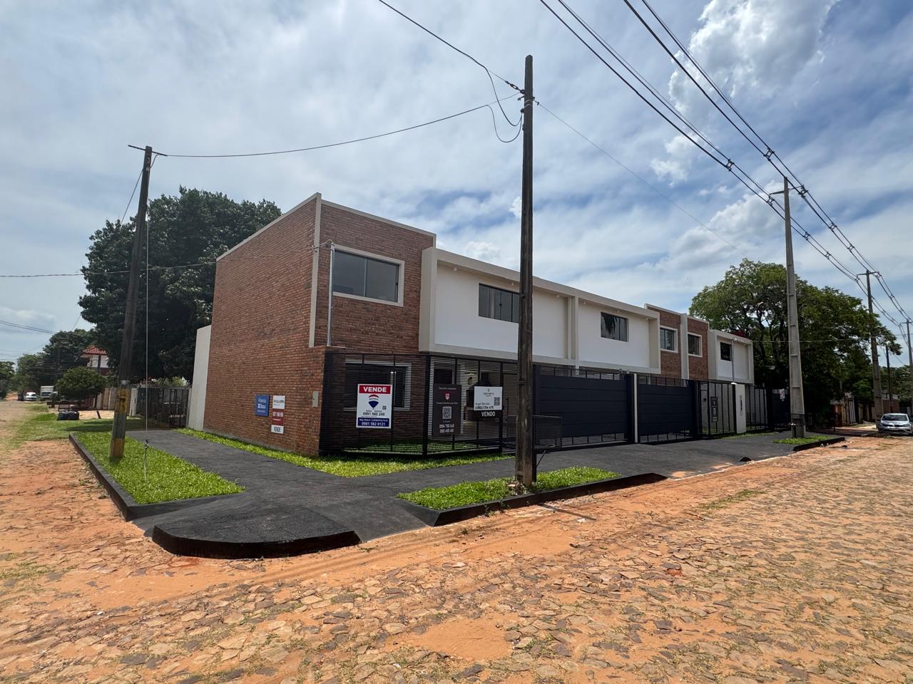 Viviendas Unifamiliares Tipo Dúplex Ubicado En Esquina. Cuarto Barrio, Luque — foto 2