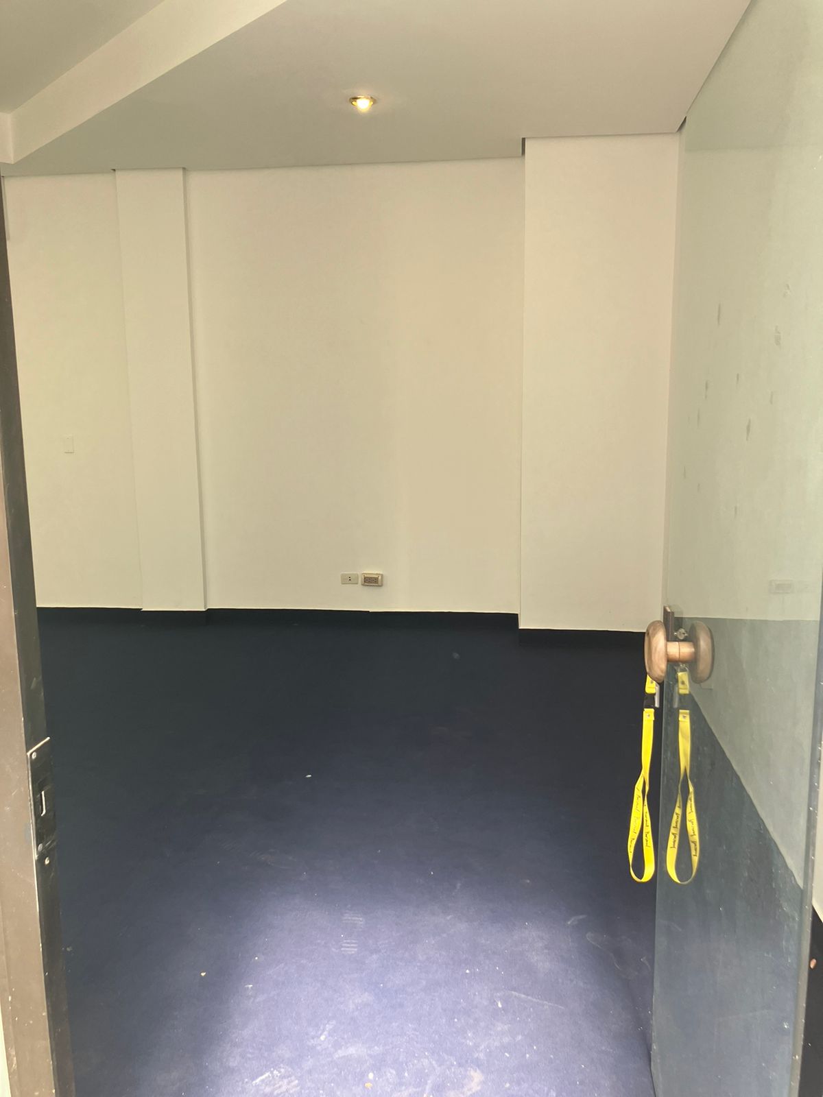 ALQUILO SALÓN PARA OFICINA EDIFICIO FARO DEL RÍO — foto 2