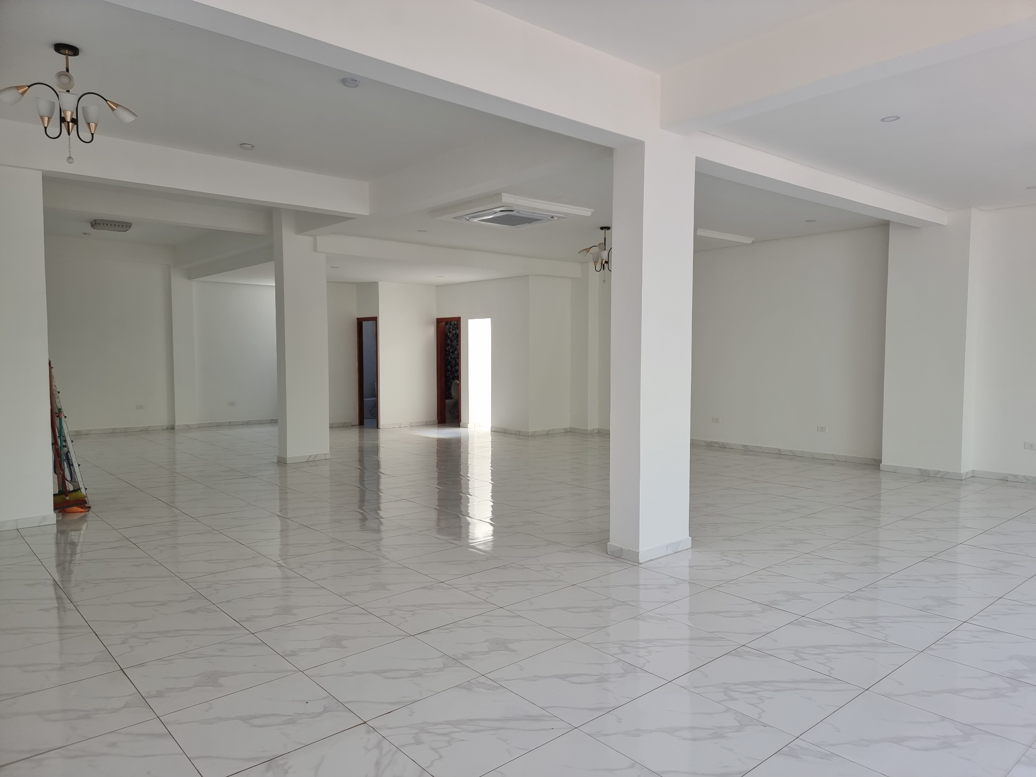 ALQUILO IMPORTANTE LOCAL COMERCIAL EN LUJOSO EDIFICIO EN EL ÁREA 8!! — foto 2