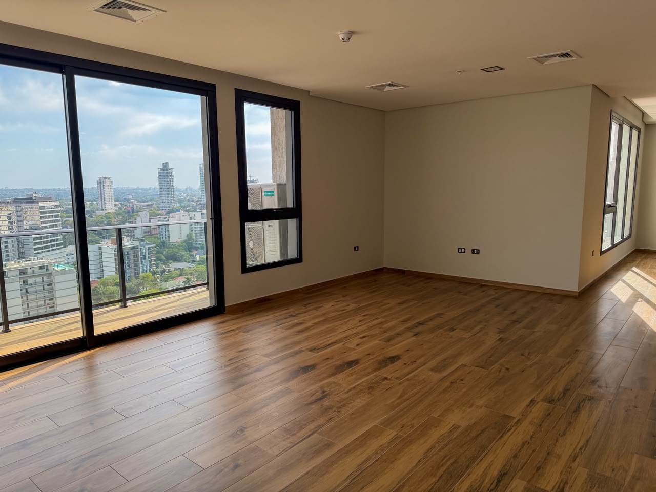 EN VENTA. AMPLIO DEPARTAMENTO EN ASUNCION - foto 4