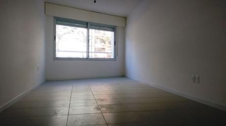 Venta De Apartamento De 2 Dormitorios En Aguada - U206