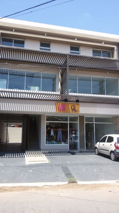 Excelente Local Comercial A 40 Metros Del Shopping Del Sol