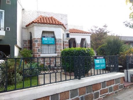 Casa De Estilo Sobre Luis A. De Herrera