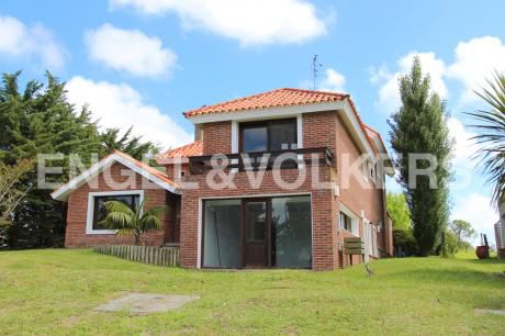 Sólida Casa En Venta En Lomas De La Tahona