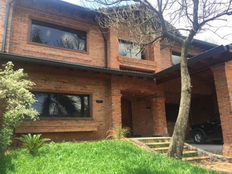 Se Alquila Casa De 4 Dormitorios En Suite, Sobre Molas López