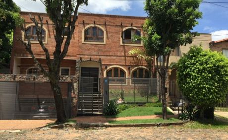 Vendo V-024 Residencia - Barrio Mburucuyá