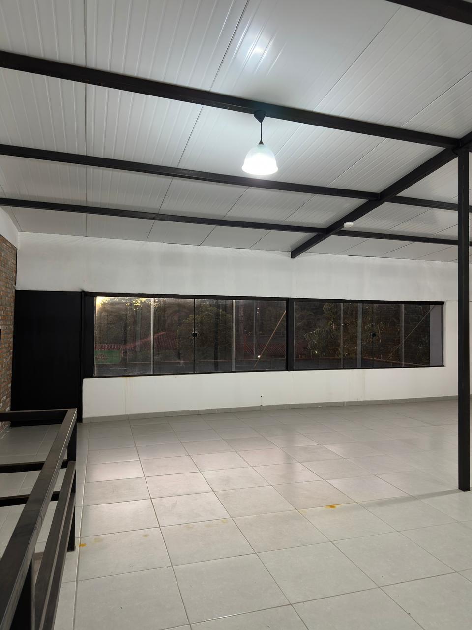 ALQUILO SALÓN COMERCIAL Y SHOWROOM A ESTRENAR SOBRE RUTA LUQUE – SAN LORENZO — foto 3