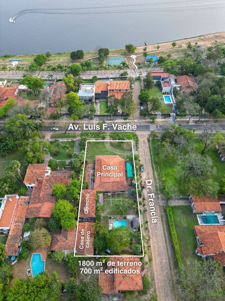 VENDO AMPLIA RESIDENCIA EN ESQUINA A CUADRAS DEL CLUB NÁUTICO - 1800 m² — foto 2
