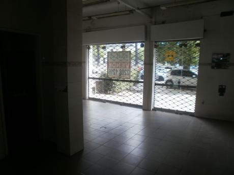 Buen Local Sobre Cruce De Avenidas, 60 M2 Mas Patio De 20