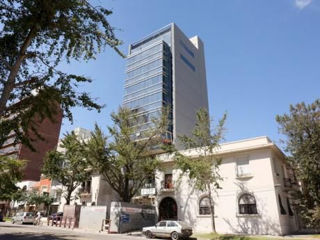 Alquiler De Oficina Ubicada En Av. Sarmiento Y Patria