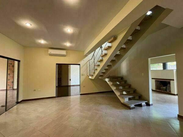 ALQUILO HERMOSA CASA EN LAMBARÉ A 3 CUADRAS DEL SUPERMERCADO PUEBLO — foto 2