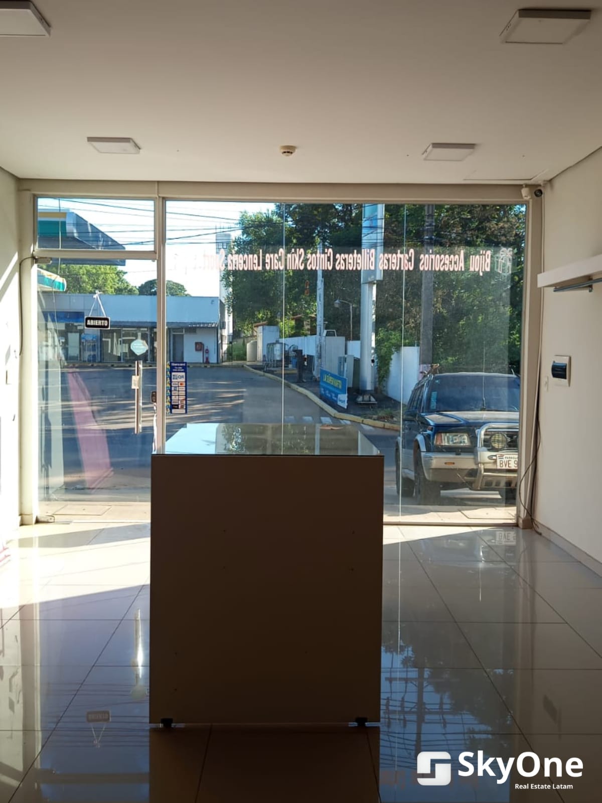 ALQUILO SALON. COMERCIAL EN SAN LORENZO, SOBRE AVDA LAGUNA GRANDE — foto 3
