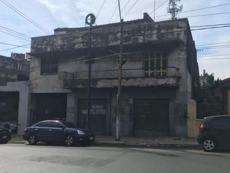 Vendo Casa Con Salon Comercial Sobre Colon, Dpto En Planta Alta.