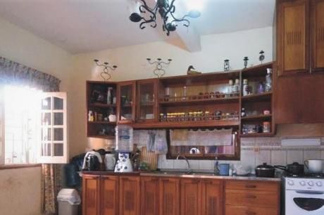Se Vende Casa De 480 M2. En San Lorenzo, Barrio María Angela