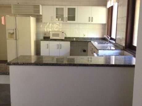 Casa Super Amplia En Condominio Barrio Ycua Sati Con Seguridad 24 Hs